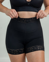 Seamless hip-lifting shorts