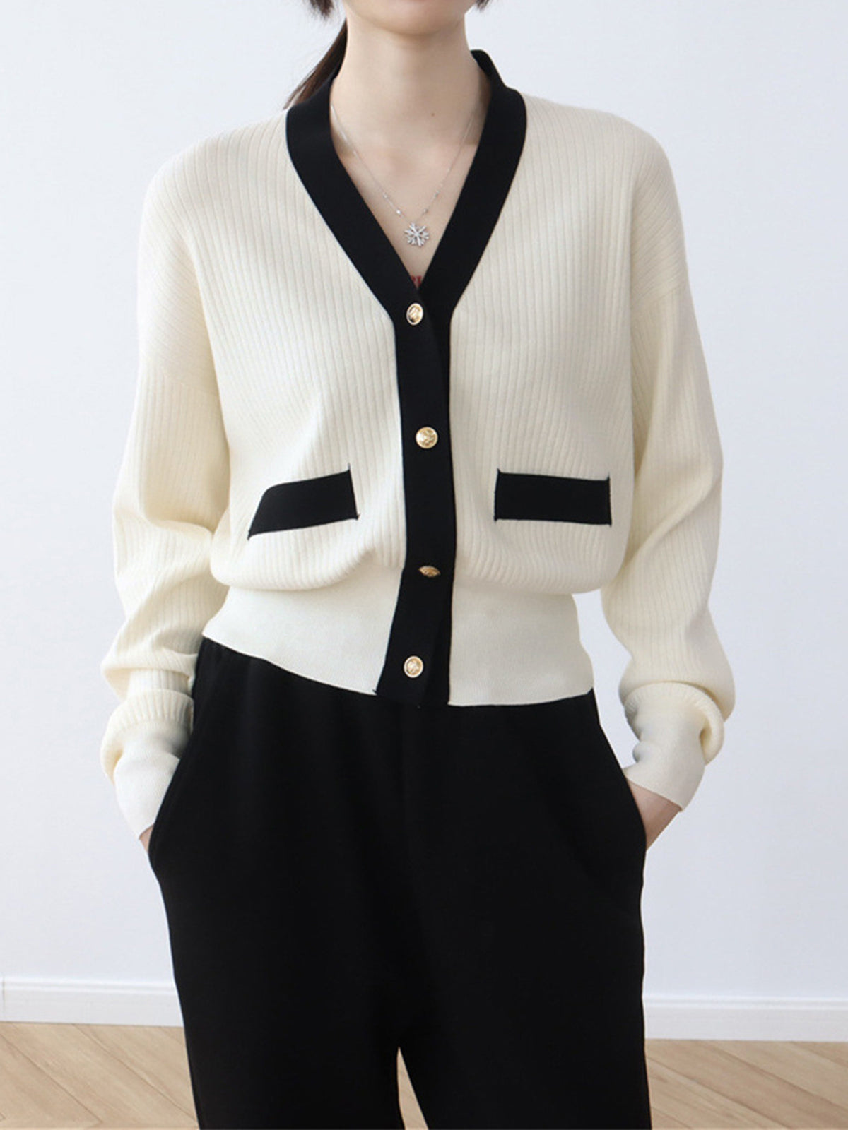 V-neck Button-front Closures Long Sleeves Cardigan