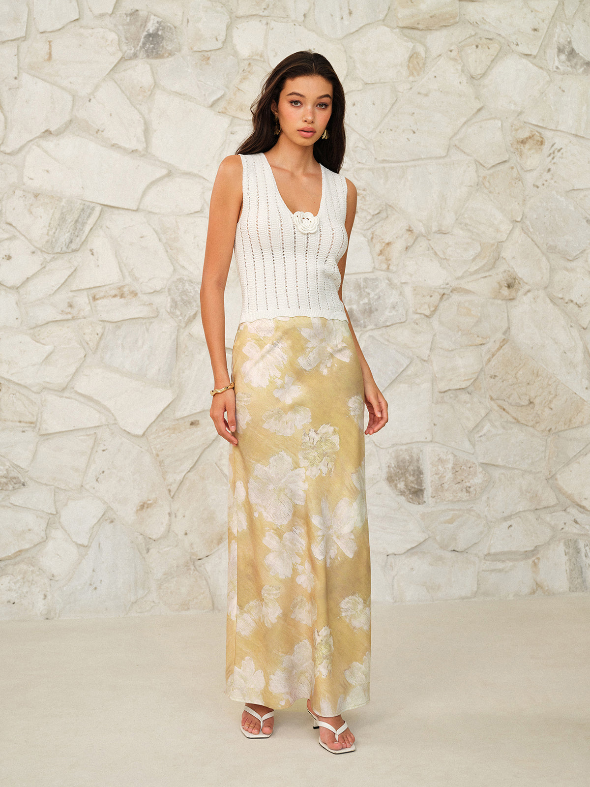 Sleeveless Sweater Vest With Flower Decoration