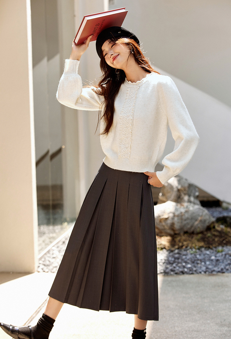 Lace Trim Crewneck Knit Sweater â€?Elegant Commuter Style