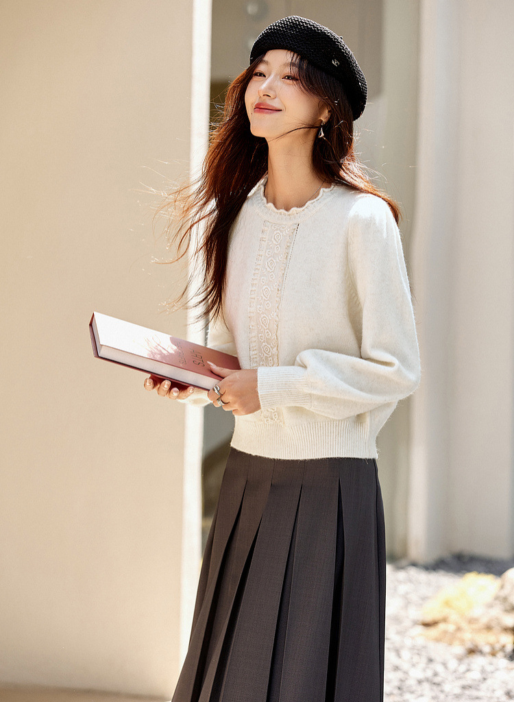 Lace Trim Crewneck Knit Sweater â€?Elegant Commuter Style