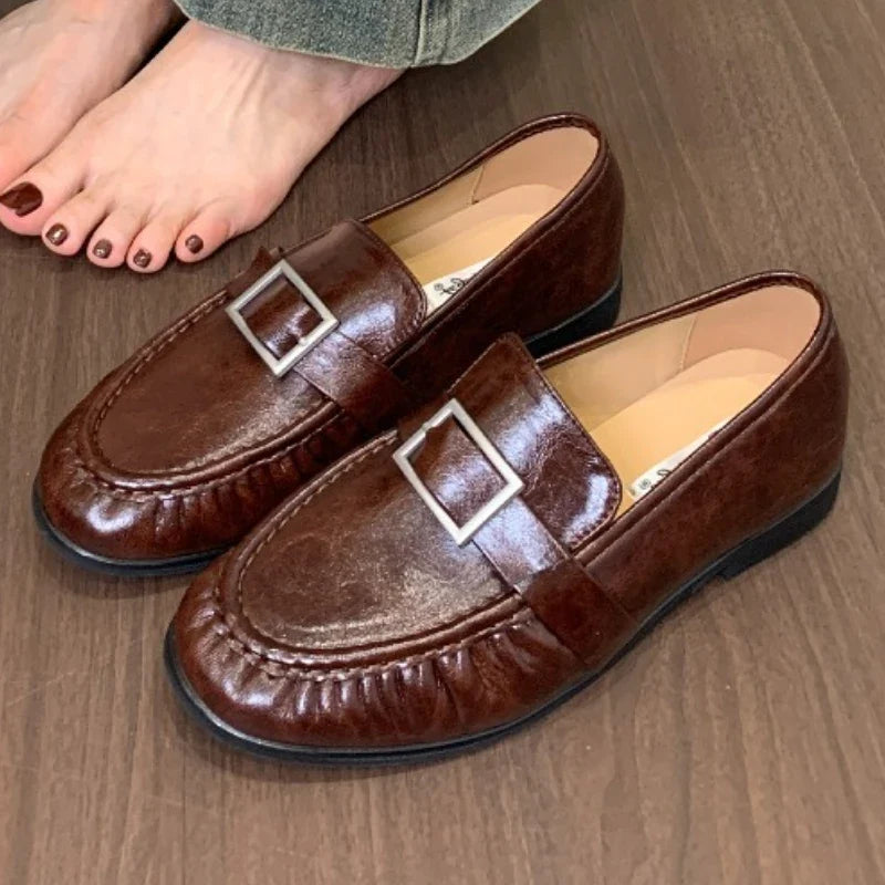 Retro Brown PU Chunky Heel Loafers Women Pleated Buckle Decorated Designer Flats Comfort Soft Leather Zapatos De Mujer