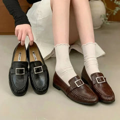 Retro Brown PU Chunky Heel Loafers Women Pleated Buckle Decorated Designer Flats Comfort Soft Leather Zapatos De Mujer