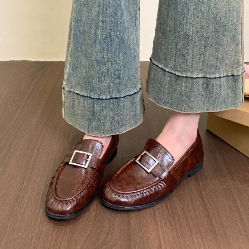 Retro Brown PU Chunky Heel Loafers Women Pleated Buckle Decorated Designer Flats Comfort Soft Leather Zapatos De Mujer