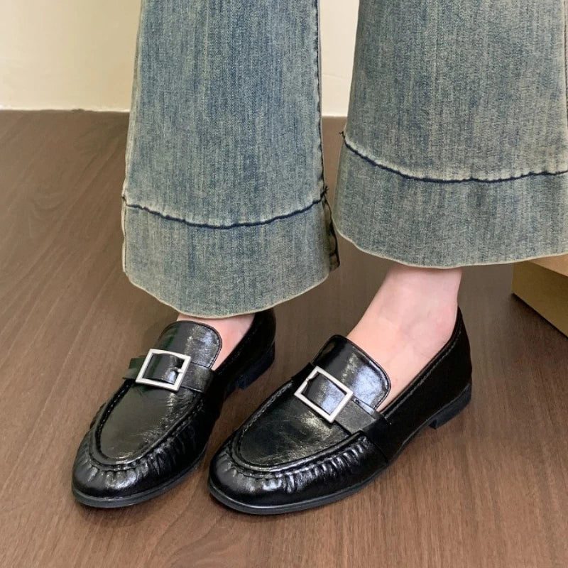 Retro Brown PU Chunky Heel Loafers Women Pleated Buckle Decorated Designer Flats Comfort Soft Leather Zapatos De Mujer