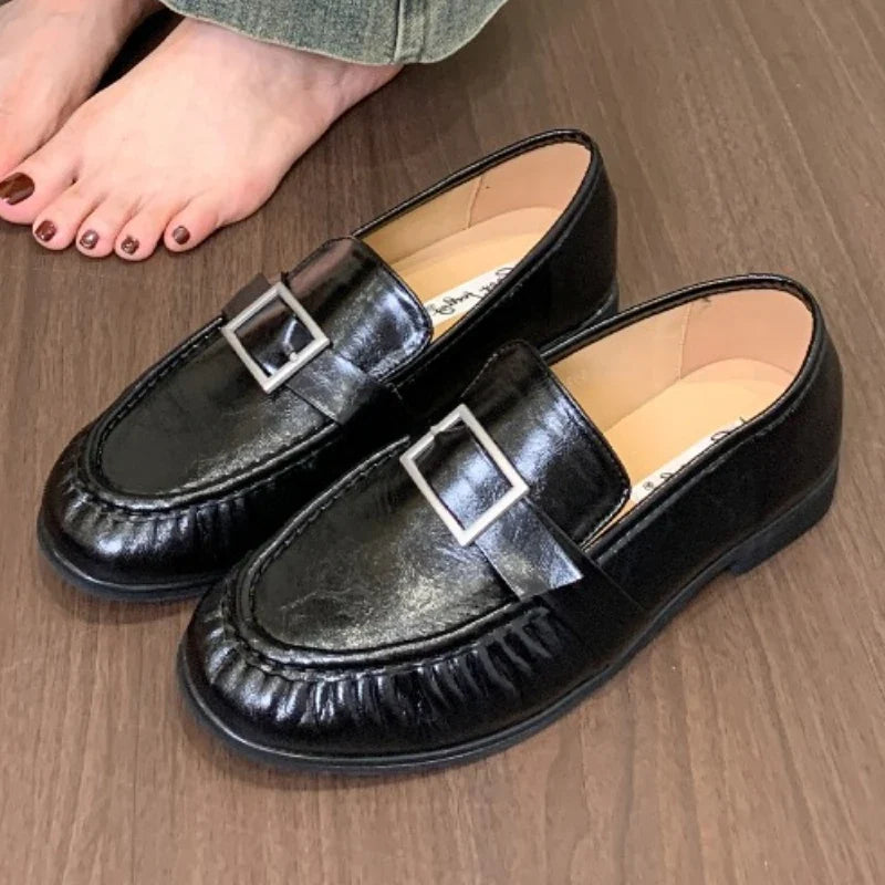 Retro Brown PU Chunky Heel Loafers Women Pleated Buckle Decorated Designer Flats Comfort Soft Leather Zapatos De Mujer