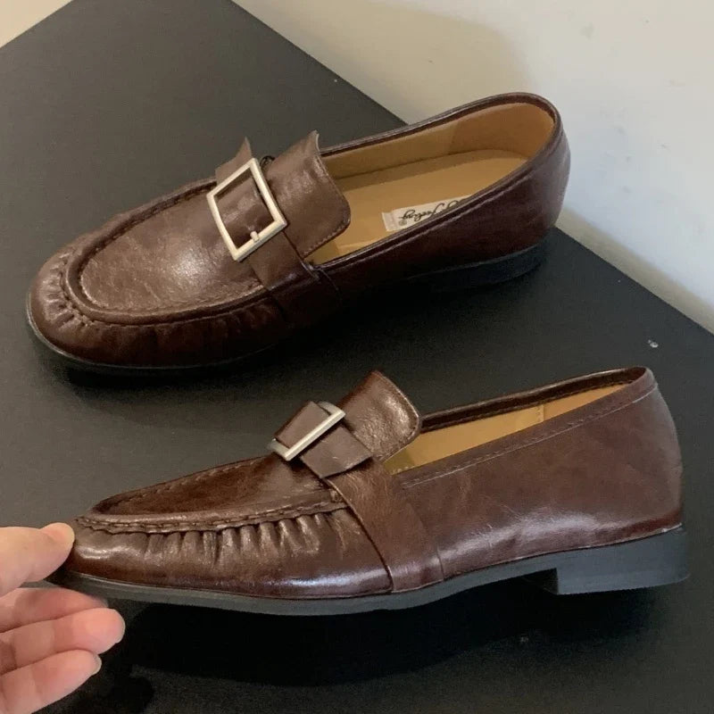 Retro Brown PU Chunky Heel Loafers Women Pleated Buckle Decorated Designer Flats Comfort Soft Leather Zapatos De Mujer