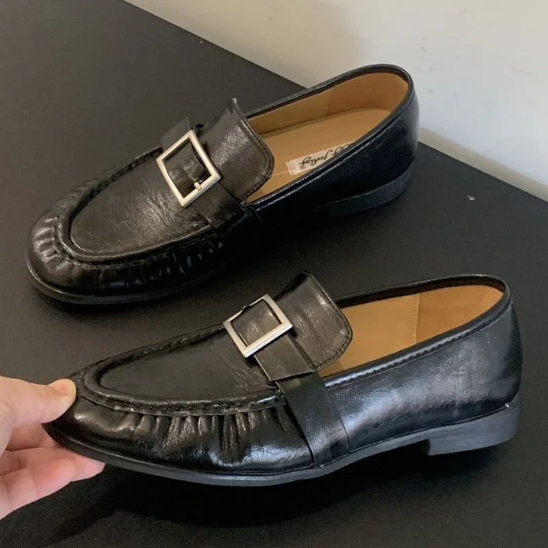 Retro Brown PU Chunky Heel Loafers Women Pleated Buckle Decorated Designer Flats Comfort Soft Leather Zapatos De Mujer