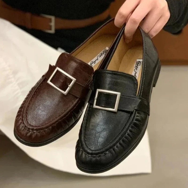 Retro Brown PU Chunky Heel Loafers Women Pleated Buckle Decorated Designer Flats Comfort Soft Leather Zapatos De Mujer