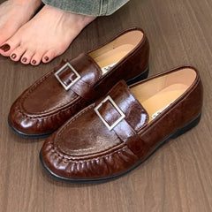 Retro Brown PU Chunky Heel Loafers Women Pleated Buckle Decorated Designer Flats Comfort Soft Leather Zapatos De Mujer