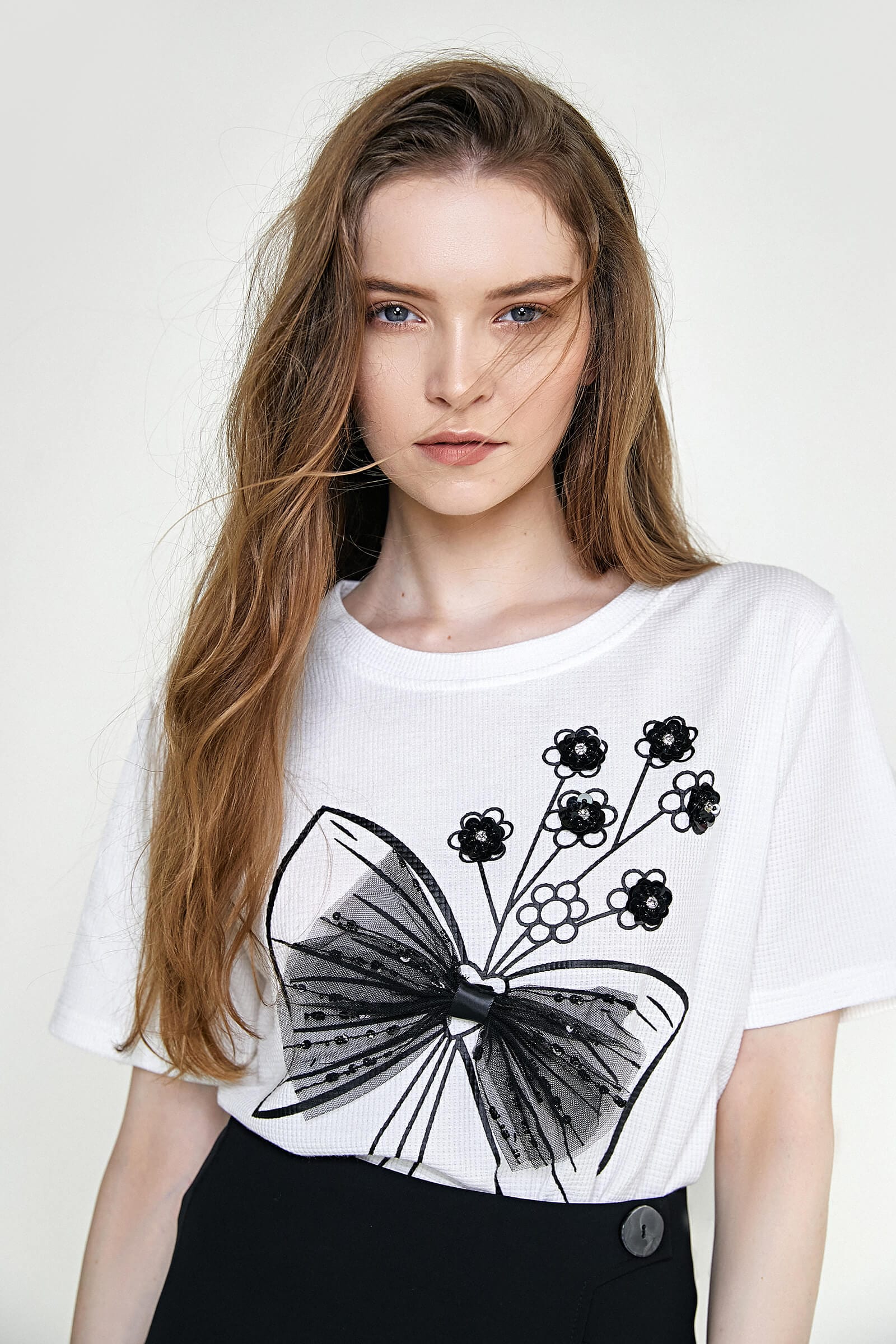 White 3D Flower & Bowknot Decor T-shirt
